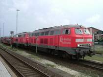 Am 13.08.2006 steht 215 911 mit einem Autozug SyltShuttle in Westerland/Sylt.