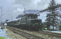 194 128 v. Bw Freilassing, vor einem Pkw-Transport in Geislingen/Steige.
Aufn. 1980