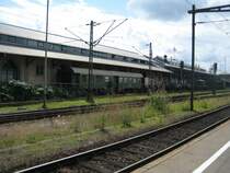 Bahnhof Konstanz, Blick in Richtung Kreuzlingen (CH). Der alte Waggon dient jetzt als Lagerplatz der Hafenhallen (biergarten).