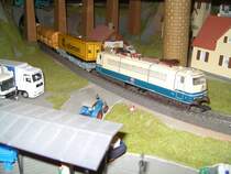 Die BR 184 003 mit einem Gemischteng�terzug k�mpft sich den Berg hoch.