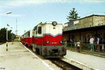 Die 760 mm-spurige Budapester Kindereisenbahn (Gyermek vas�t), die fr�here Pionier-Eisenbahn, f�hrt von H�v�sv�lgy (Endstation SL 56) 11,2 km weit durch die W�lder der Budaer Berge zum Sz�cheny-hegy. Ein Zug mit Lok Mk 45-2002 an der Spitze f�hrt in den Bahnhof Sz�cheny-hegy ein (8. Juli 2007).