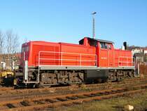 Mittags am 30.11.2004: Im Bahnhof Remscheid steht Lok 294 682-0 im allersch�nsten Winterlicht und wartet, was da kommen m�ge.
