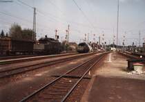 Bhf Lichtenfels 05/1983 mit zwei 194er und noch den sch�nen Formsignalen.  ( Bild ist gescannt) 