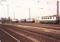 April 1984 3x 141 u 1x 140 im Bhf Lichtenfels . Der AB hat noch Zeit sich mit dem Lokf�hrer der 140 zu unterhalten ? ( Bild ist gescannt)