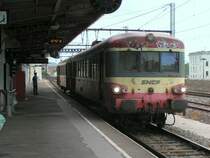 Bahnhof Nimes: Steuerwagen Caravelle X 8571 (hier im Bild) steht zusammen mit Triebwagen X 4557 am 18.08.2004 am Bahnsteig. Der optische Zustand l��t leider schon ziemlich zu w�nschen �brig und bekundet, da� die Zeit dieser Triebwagen langsam dem Ende zugeht. Die SNCF investiert wohl nicht mehr allzu viel. 