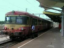 Bahnhof Nimes: Triebwagen Caravelle X 4557 (hier im Bild) steht zusammen mit Steuerwagen X 8571 am 18.08.2004 am Bahnsteig. Der neue Lokf�hrer macht sich bereit f�r seine erste Tour in diesem Fahrzeug.