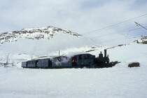 RhB Extradampfzug f�r Graub�nden Tours 3466.1 von km 24,000 nach Ospizio Bernina am 21.02.1998 am Lago Bianco mit Dampflok G 3/4 1 - B� 2060 - D� 4052 I - A� 1102 - Xk 9398. Hinweis: Dampflok Rh�tia verkehrte seit bestehen der Berninabahn erst an 3 Tagen auf Ospizio Bernina!
