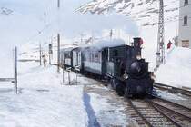 RhB Extradampfzug f�r Graub�nden Tours 3466.1 von km 24,000 nach Ospizio Bernina am 21.02.1998 Einfahrt Ospizio Bernina mit Dampflok G 3/4 1 - B� 2060 - D� 4052 I - A� 1102 - Xk 9398. Hinweis: Dampflok Rh�tia verkehrte seit bestehen der Berninabahn erst an 3 Tagen auf Ospizio Bernina!
