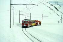 RhB Schneer�umzug f�r Graub�nden Tours 4466 von Alp Gr�m nach Ospizio Bernina am 01.03.1997 oberhalb Scala mit Triebwagen ABe 4/4 II 47 - B� 2091 - Xk 9132.
