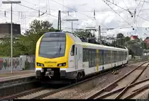 1428 023-4 (ET 4.09 | Stadler FLIRT 160) der Go-Ahead Baden-Württemberg GmbH (GABW) als chronisch verspäteter RE 19071 (RE8) von Würzburg Hbf nach Stuttgart Hbf erreicht den Bahnhof Ludwigsburg auf Gleis 4.
Für solch eine stark frequentierte RE-Linie unterschreitet dieser Vierteiler gehörig das benötigte Platzangebot.
Aufgenommen am Ende des Bahnsteigs 2/3.
[28.7.2020 | 15:47 Uhr]