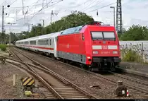 Nachschuss auf 101 067-7 mit Zuglok 101 059-4 als umgeleiteter IC 2294 (Linie 62) von Stuttgart Hbf nach Frankfurt(Main)Hbf, der den Bahnhof Ludwigsburg auf Gleis 1 durchfährt.
Aufgenommen am Ende des Bahnsteigs 2/3.
[28.7.2020 | 15:49 Uhr]