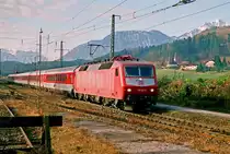 18. März 2000, IC „Alpenland“, hier, in Hammerau noch als RB eingestuft, fährt nach Freilassing. Lok 120 123 vor idyllischer Bergkulisse.