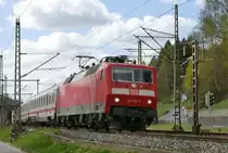 11. April 2017, Lok 120 122 mit IC 2300 München - Berlin - Rostock - Warnemünde fährt durch Kronach.
