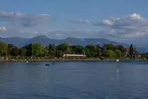Passend zur Vorarlberger Bergkulisse der 4024 Triebwagen in neuem Farbkleit auf dem Bahndamm Lindau. 18.7.20