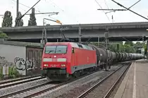 Mit einem Kesselzug aus dem Hafen fuhr am Abend des 18.07.2019 die 152 064-2 durch den Bahnhof von Hamburg Harburg in Richtung Rangierbahnhof Maschen.
