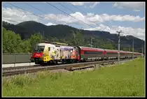 1116 153 mit Railjet bei Kindberg am 6.07.2020.