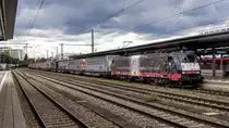 189 997 (ES 64 F4 -097)  Wir bringen die Kraft von 8.500 Pferden auf die Schiene  mit Trailer am 31.08.2020 in München Ost.