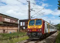 CFL 2010 war am 18.6.2020 als RB 6421 auf dem Weg von Esch-sur-Alzette nach Audun-le-Tiche.
Dabei wurden die Anlagen des ehemaligen Hüttenwerkes Terres Rouges passiert, welche gerade abgerissen wurden.