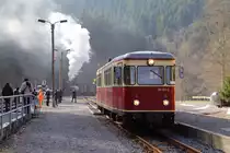 Nachdem nun Triebwagen 187 011 am 26.02.2017 als P 8970 aus Nordhausen Nord in Eisfelder Talmühle eingefahren ist, rangiert 99 5901 ihren IG HSB-Sonder-PmG zur vorläufigen Abstellung von Gleis 3 auf Gleis 4. Solche Rangierfahrten sind immer wieder ein Leckerbissen für die Film- und Fotogemeinde! ;-)