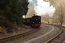 Da bis zur Weiterfahrt noch reichlich Zeit ist, gibt es jetzt eine Scheinausfahrt von 99 5901 mit ihrem IG HSB-Sonder-PmG aus dem Bahnhof Eisfelder Talmühle. (Aufnahme vom 26.02.2017)