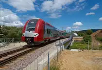 CFL 2222 befand sich am 6.6.2020 als RB3639 auf dem Weg von Diekirch nach Luxembourg Ville. Kurz vor dem Bahnhof Ettelbrück wird gerade die Sauer überquert.
