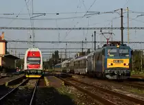 Ein seltener Gast in Nord-Komárom (in der Slowakei): Die Gigant 630 022 (V63 022) mit dem Partyzug  PIVO Express  von Budapest nach Brno bei der Ankunft in Bahnhof Komárno. Hinter der Lok sind eine Heizwagen und die ex-Voralpen Express Wagen.
Bahnhof Komárno (in der Slowakei), 29.08.2020.  
