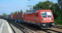 DB Cargo AG [D] mit  187 166  [NVR-Nummer: 91 80 6187 166-4 D-DB] und Containerzug am 24.08.20 S-Bhf. Berlin Köpenick.