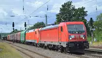DB Cargo AG [D] mit  187 193  [NVR-Nummer: 91 80 6187 193-8 D-DB] und  152 130-1  [NVR-Nummer: 91 80 6152 130-1 D-DB] + gemischtem Güterzug am Haken am 27.08.20 Bf. Saarmund.