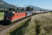 Kesselwagenzug Nummer 66520 Niederglatt-Cornaux mit Re 620 045  COLOMBIER  und Re 620 087  BISCHOFSZELL  bei Niederbipp am 4. September 2020.
Auf der Jura-Südfuss-Linie sind Re 12/12 nicht alltäglich. 
Foto: Walter Ruetsch 