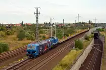 192 007 der Spitzke schleppte am 30.08.20 neben einem leeren Schwellenzug noch 203 409 als Wagenlok mit. Hier passieren beide auf dem Weg von Großbeeren nach Karlsruhe soeben Bitterfeld.