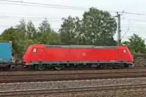 Seitenportrait von 185 326-3, als diese am Abend des 18.07.2019 mit einem KLV aus Schweden durch den Bahnhof von Hamburg Harburg in Richtung Rangierbahnhof Maschen fuhr.