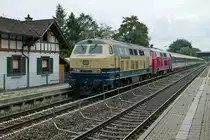 218 460-4  Conny  und 218 476-0 ziehen am 03.08.2020 die Wagen des IC 118  BODENSEE , Innsbruck - Stuttgart, durch die Haltestelle Friedrichshafen-L�wental.