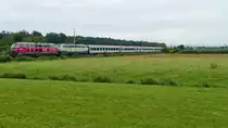Nicht das beste Wetter herrschte am 03.08.2020, um den vom 13.07. bis 07.08.2020 wieder fahrenden und einzigsten InterCity auf der Bodenseeg�rtelbahn, Streckenabschnitt Friedrichshafen - Lindau, zu fotografieren. 218 476-0 und 218 460-4  Conny  mit den Wagen des IC 118  BODENSEE , Innsbruck - Stuttgart, zwischen Eriskirch und Friedrichshafen.