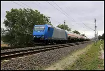 185509-7 nähert sich hier am 26.08.2020 um 13.38 Uhr mit einem Kesselwagen Zug der Saalebrücke bei Schkopau in Richtung Halle.