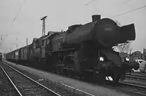 Anfang April 1975 steht 52.6972 im Bahnhof Summerau abfahrbereit vor einem Regionalzug nach Linz. Auf der Fahrt zeigte die 52, was in ihr steckte: Mit der zulässigen Höchstgeschwindigkeit ging es in die oberösterreiche Landeshauptstadt und in den Spantenwagen wurden die Fahrgäste tüchtig durchgeschüttelt. 