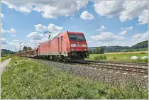 185 237-5 ist mit einen leeren Autozug in Richtung Göttingen unterwegs,gesehen in Friedland.