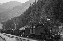 97.209 als Schlusslok eines beladenen Erzzuges nach Vordernberg im August 1975 im Bahnhof Präbichl