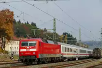 18. Oktober 2018, IC 2063 Karlsruhe - Leipzig, geschoben von Lok 120 149, fährt pünktlich in den Bahnhof Kronach ein.