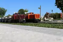 Während der Triebfahrzeugführer der VL21 mit dem leeren Schotterzug (links) im Bahnhof Trassdorf ein  Kaltgetränk  in der Fahrdienstleitung trinkt, durchfährt am 5.9.2020 die StLB VL22 (rechts) den Bahnhof mit einem Sammler in Richtung Fassl.