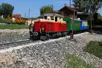 Die 2091.03 die auf der Taurachbahn zwischen Mauterndorf und Tamsweg verkehrt, fährt am 5.9.2020 bei strahlendem Sonnenschein mit einem Sonderzug von Brunn am Berg kommend in Richtung Fassl.