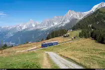 Tramway du Mont-Blanc am 26. August 2020<br>
Triebwagen Marie mit Vorstellwagen zwischen Col de Voza und Bellevue. Im Hintergrund die Aiguille du Midi. Links unten ist Chamonix zu erkennen.