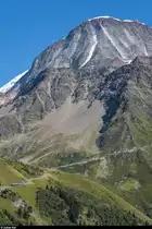 Tramway du Mont-Blanc am 26. August 2020<br>
Triebwagen Marie zwischen Bellevue und Mont Lachat auf Bergfahrt. Triebwagen Jeanne auf Talfahrt zwischen Nid d'Aigle und Mont Lachat. Darüber die Aiguille du Goûter mit dem alten und neuen Refuge du Goûter.