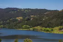 Der EuroCity 191 schlängelt sich entlang des Großen Alpsees bei Immenstadt im Allgäu. 19.7.20