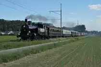 Whisky Train Murten.
MIT DER HISTORISCHEN DAMPFBAHN QUER DURCHS SEELAND.
Am Samstag, 5. September 2020 und am Sonntag, 6. September 2020 war der alljährliche Extrazug mit Dampflokomotive und historischen Wagen unterwegs.
Zum Einsatz gelangten die DBB Eb 3/5  Habersack  und der BDe 4/4 201 (BDe 576) vom Verein Pendelzug Mirage/VPM.
Auf voller Fahrt mit elf Wagen bei Faoug am 5. September 2020.
Foto: Walter Ruetsch 

