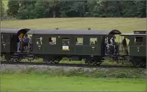Das Kanderli und sein exquisiter Wagenpark.

Wagen 45 der Kandertalbahn war 1950 von der betriebsführenden Gesellschaft auf ein altes sächsisches Fahrwerk von 1878 gebaut worden. Besonderheit sind Einachsdrehgestelle, die auch heute noch funktionieren. Rümmingen, September 2020.
