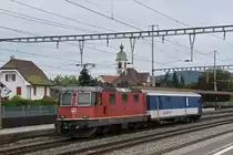 Gefängniszug, mit der Re 4/4 II 11147 und dem St 50 85 89-33 901-1 durchfährt den Bahnhof Rupperswil. Die Aufnahme stammt vom 25.08.2020.