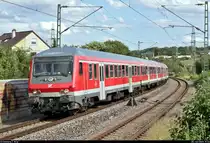 Bnrbdzf 480.1 (50 80 80-34 110-2 D-GfF) der Gesellschaft für Fahrzeugtechnik mbH (GfF) mit Schublok 185 677-2 der Railpool GmbH, vermietet an die HSL Logistik GmbH (HSL), untervermietet an die Wedler Franz Logistik GmbH & Co. KG (WFL) und im Dienste der Abellio Rail Baden-Württemberg GmbH (Ersatzzug), als RE 95878 (RE10b) von Tübingen Hbf nach Heilbronn Hbf durchfährt den Bahnhof Asperg auf der Bahnstrecke Stuttgart–Würzburg (Frankenbahn | KBS 780).
Aufgenommen am Ende des Bahnsteigs 3/4.
[28.7.2020 | 17:34 Uhr]
