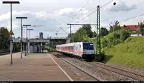 Nachschuss auf 185 677-2 der Railpool GmbH, vermietet an die HSL Logistik GmbH (HSL), untervermietet an die Wedler Franz Logistik GmbH & Co. KG (WFL) und im Dienste der Abellio Rail Baden-Württemberg GmbH (Ersatzzug), als RE 95878 (RE10b) von Tübingen Hbf nach Heilbronn Hbf, der den Bahnhof Asperg auf der Bahnstrecke Stuttgart–Würzburg (Frankenbahn | KBS 780) durchfährt.
[28.7.2020 | 17:35 Uhr]