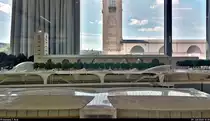 Blick auf ein Modell des neuen Stuttgarter Hauptbahnhofs, der im Zuge des Bahnprojekts Stuttgart–Ulm (Stuttgart 21) derzeit umgebaut wird. Im Hintergrund sieht man das Original.
Ausgestellt im neuen InfoTurmStuttgart (ITS), der die bisherige Ausstellung im Uhrturm am Bonatzbau ersetzt.
(Smartphone-Aufnahme)
[29.7.2020 | 12:30 Uhr]

Weitere Infos zur interaktiven Ausstellung:
https://www.its-projekt.de/unser-angebot/ausstellung/