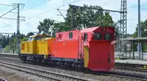 DB Netz Schneepflug (80 80 970 5 005-4) am Haken von  203 306-6  am 03.09.20 Durchfahrt Bf. Golm (Potsdam).   